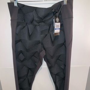 XL Under Armour crop fitted workout pants NWT
